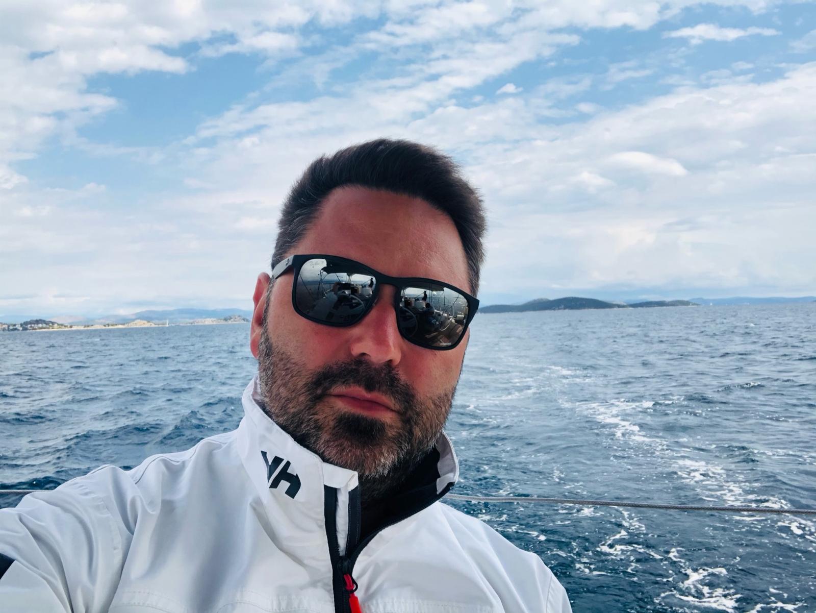 Markus Feger an Bord vor der Küste